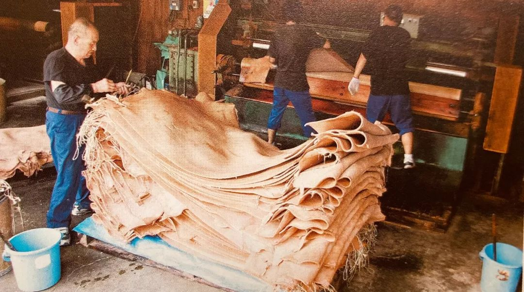 Image [11]-Veg-tan Process Explained: How Rawhide Becomes Thick, Durable Leather Using Natural Tannins in a 21-Step Journey from Rawhide to Finished Product-Nleather