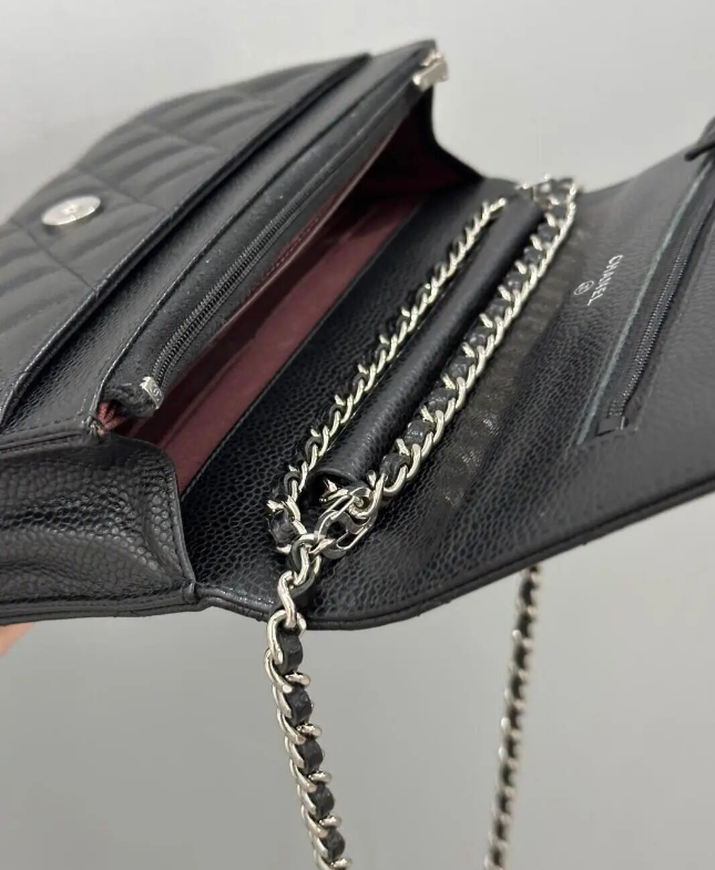 Image [2]-Analysis of Eight Popular Bag Materials: Lambskin, Lychee Cow Leather, Togo, Patent, Crocodile, Lizard, Suede and Their Pros and Cons-Nleather